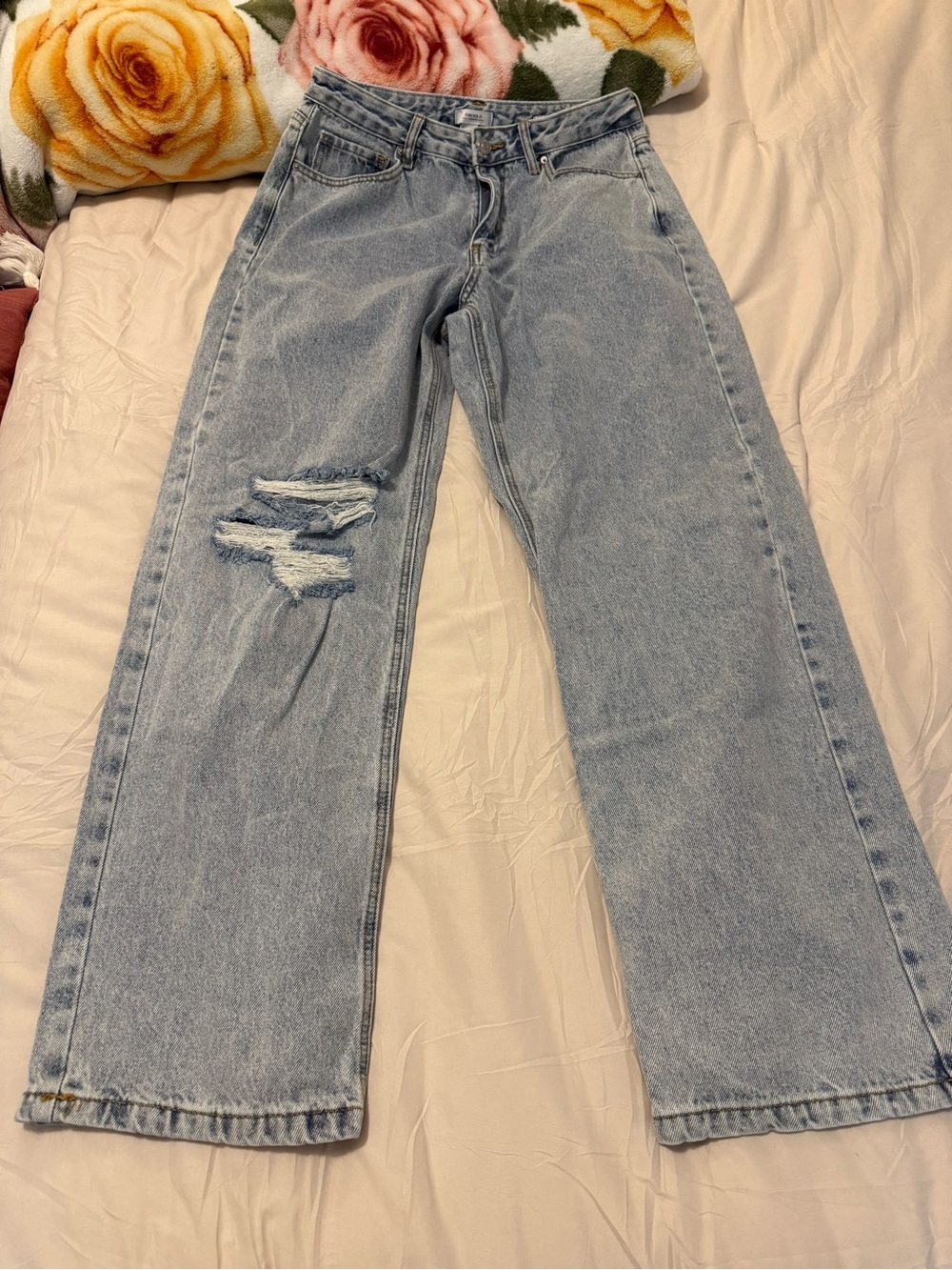 Forever 21 Light Wash Relaxed Straight Jeans with Knee Distress